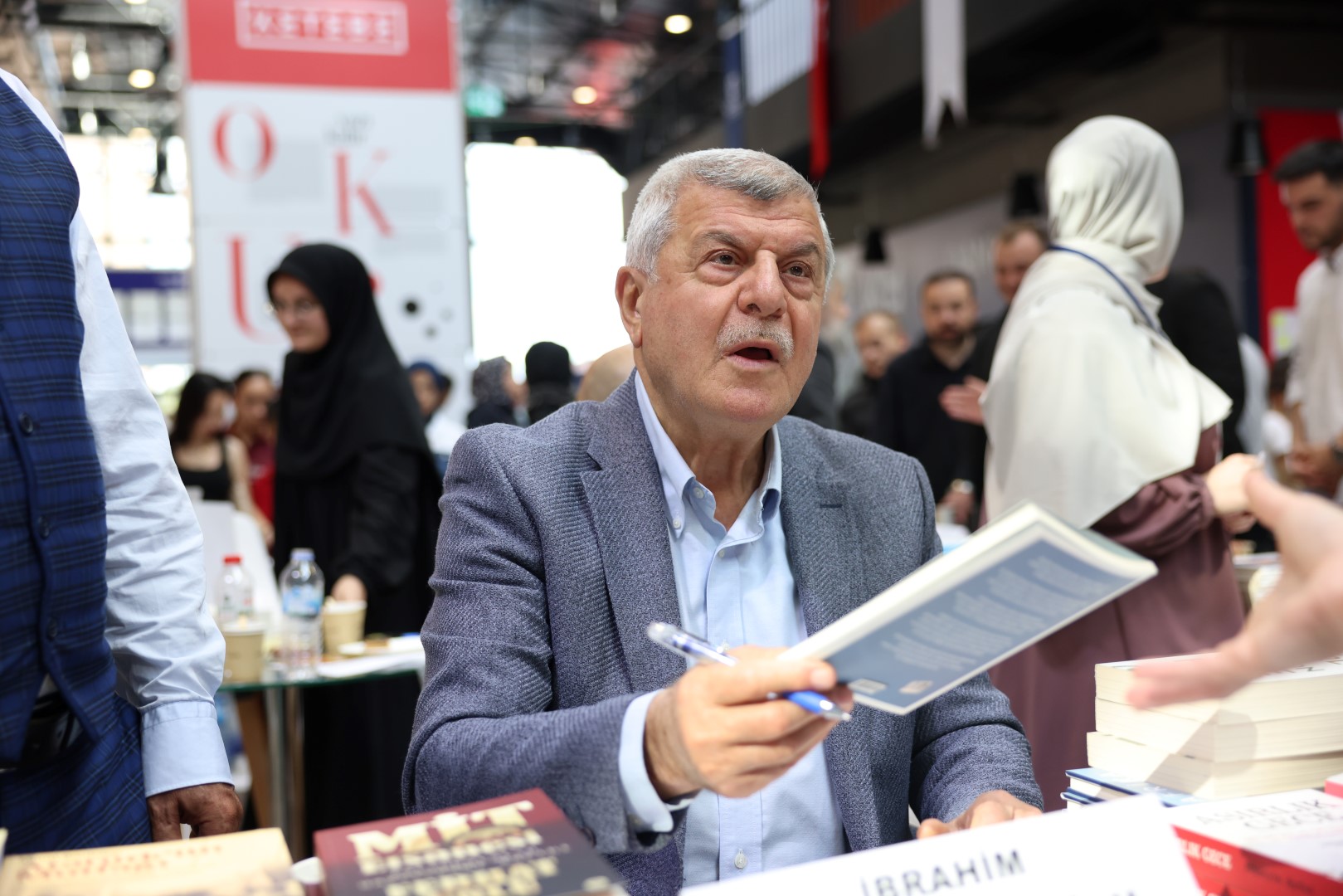 İbrahim Karaosmanoğlu, Kocaeli Kitap Fuarı’nda Okurlarıyla Buluştu (3)