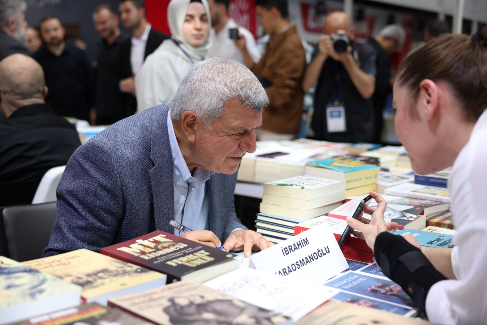 İbrahim Karaosmanoğlu, Kocaeli Kitap Fuarı’nda Okurlarıyla Buluştu (4)