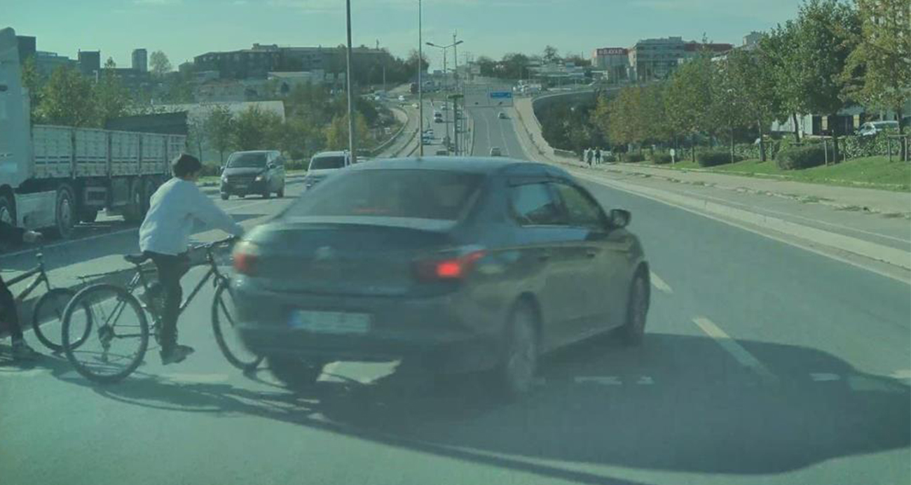 İki Çocuğu Ezmekten Son Anda Kurtuldu (2)