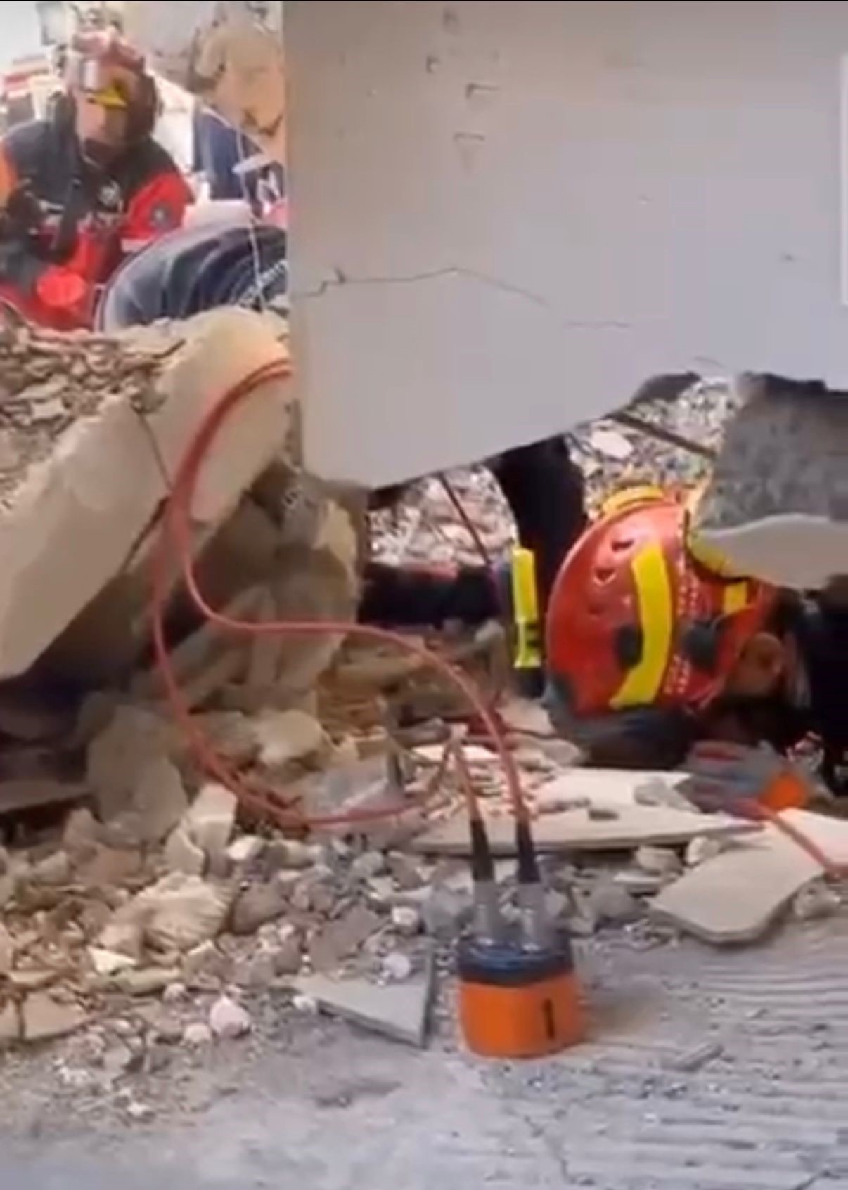 İlk Temas Anı! Enkaz Altında Kalan Dilara'nın Sesi Böyle Duyuldu 01