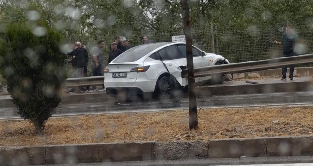 Islak Zeminde Kontrolden Çıkan Tesla Bariyere Saplandı (1)