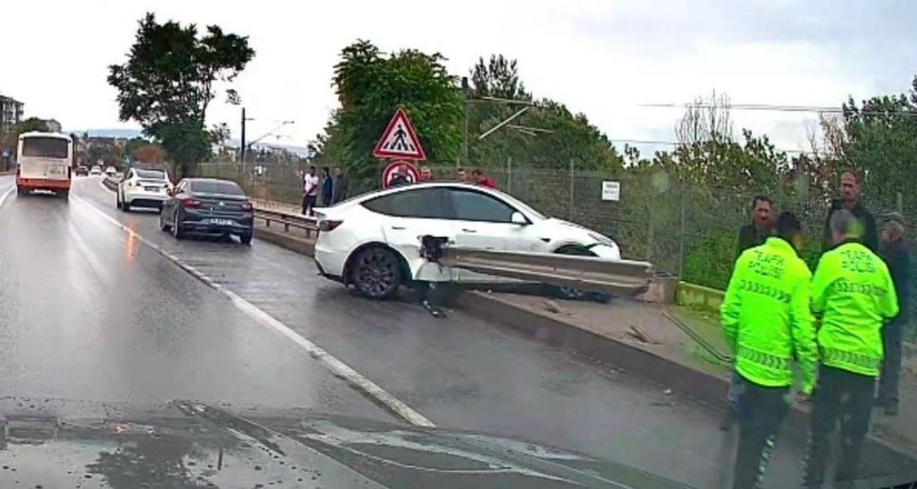 Islak Zeminde Kontrolden Çıkan Tesla Bariyere Saplandı (3)