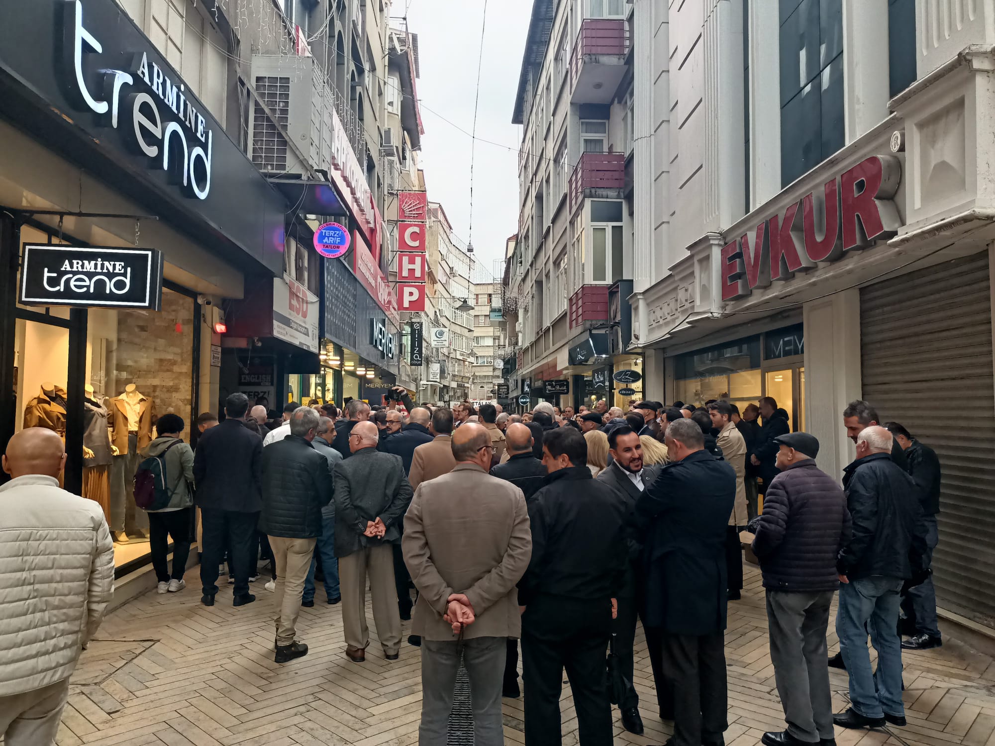 İsmet İşeri Sevgisi Sokağa Taştı!