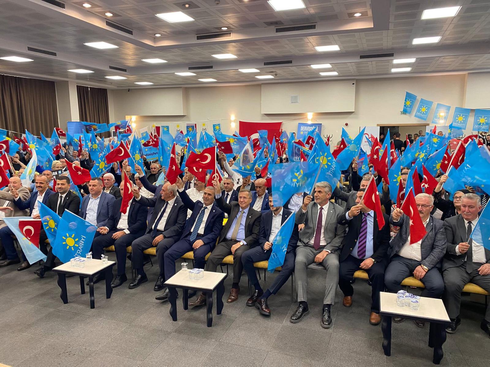 İyi̇ Parti İzmit İlçe Kongresi’nde Tamyüksel Güven Tazeledi (1)