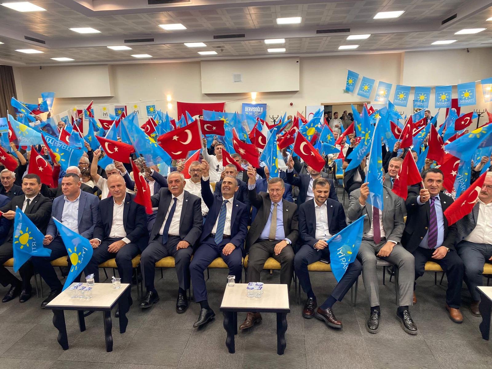 İyi̇ Parti İzmit İlçe Kongresi’nde Tamyüksel Güven Tazeledi (10)