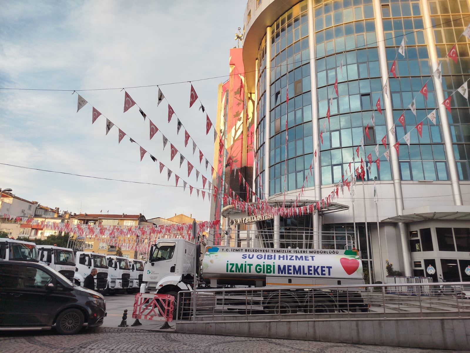 İzmit Belediyesi Yeni Araçlarını Tanıttı! 1