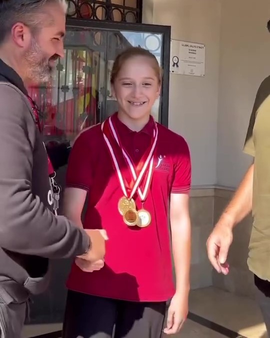 İzmit’in Gururu Erva Şen, Altın Madalya Sonrası Okulunda Kırmızı Halıyla Karşılandı (1)