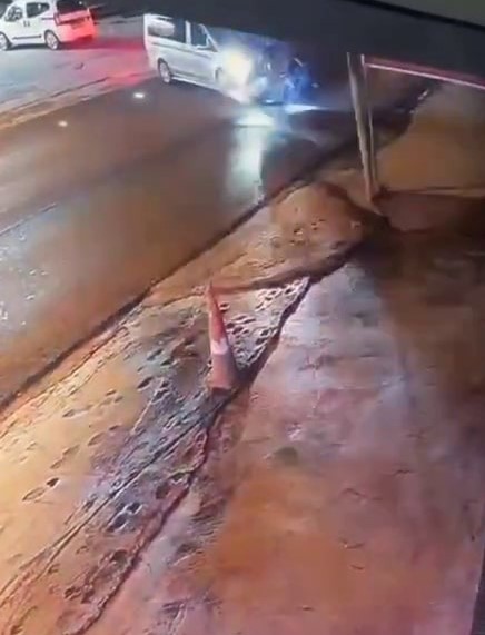İzmitli Motorcu Sapanca'da Kaza Geçirdi! Kaza Anı Kameralara Böyle Yansıdı 03