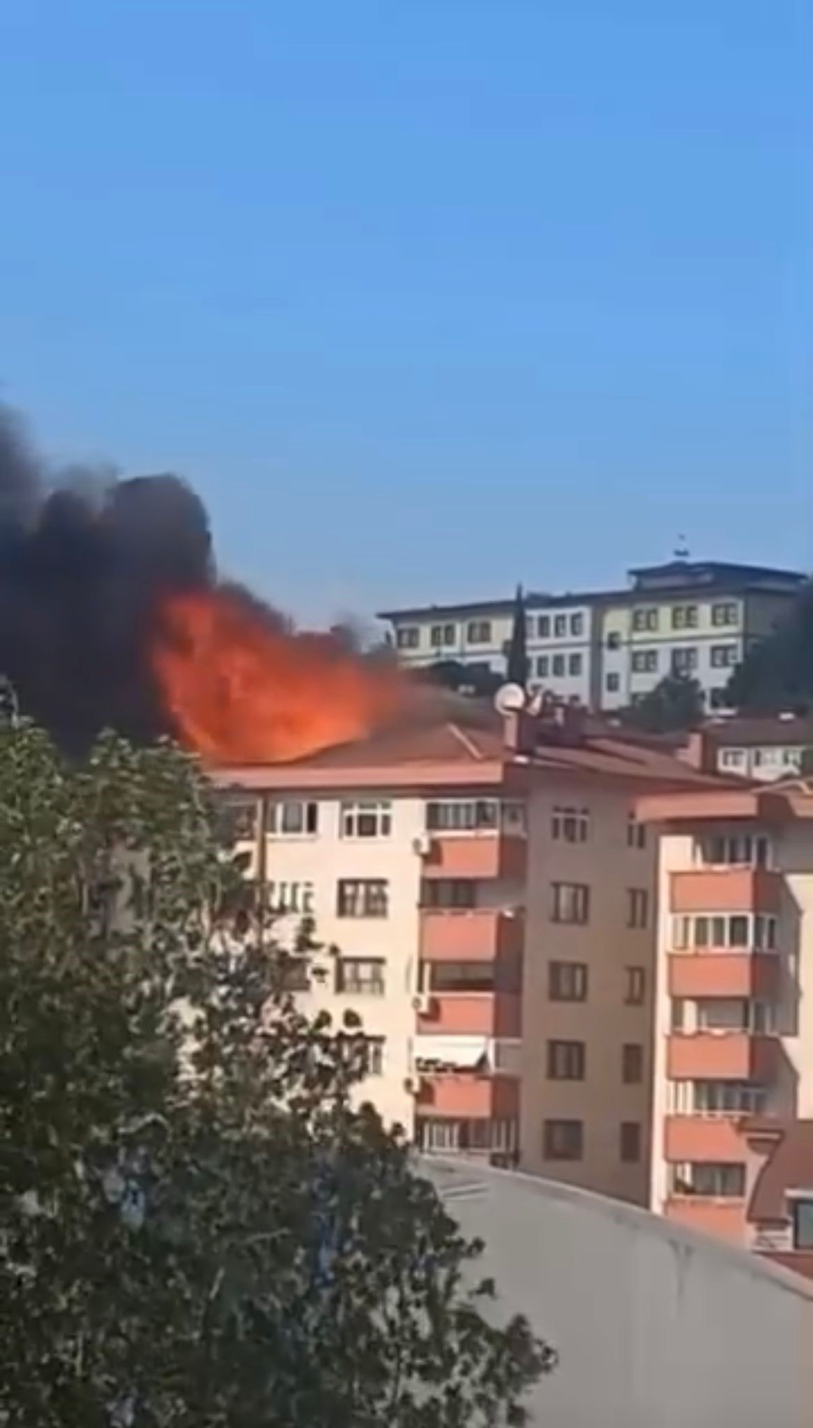 İzmit’te 7 Katlı Binanın Çatısı Alevlere Teslim Oldu (2)