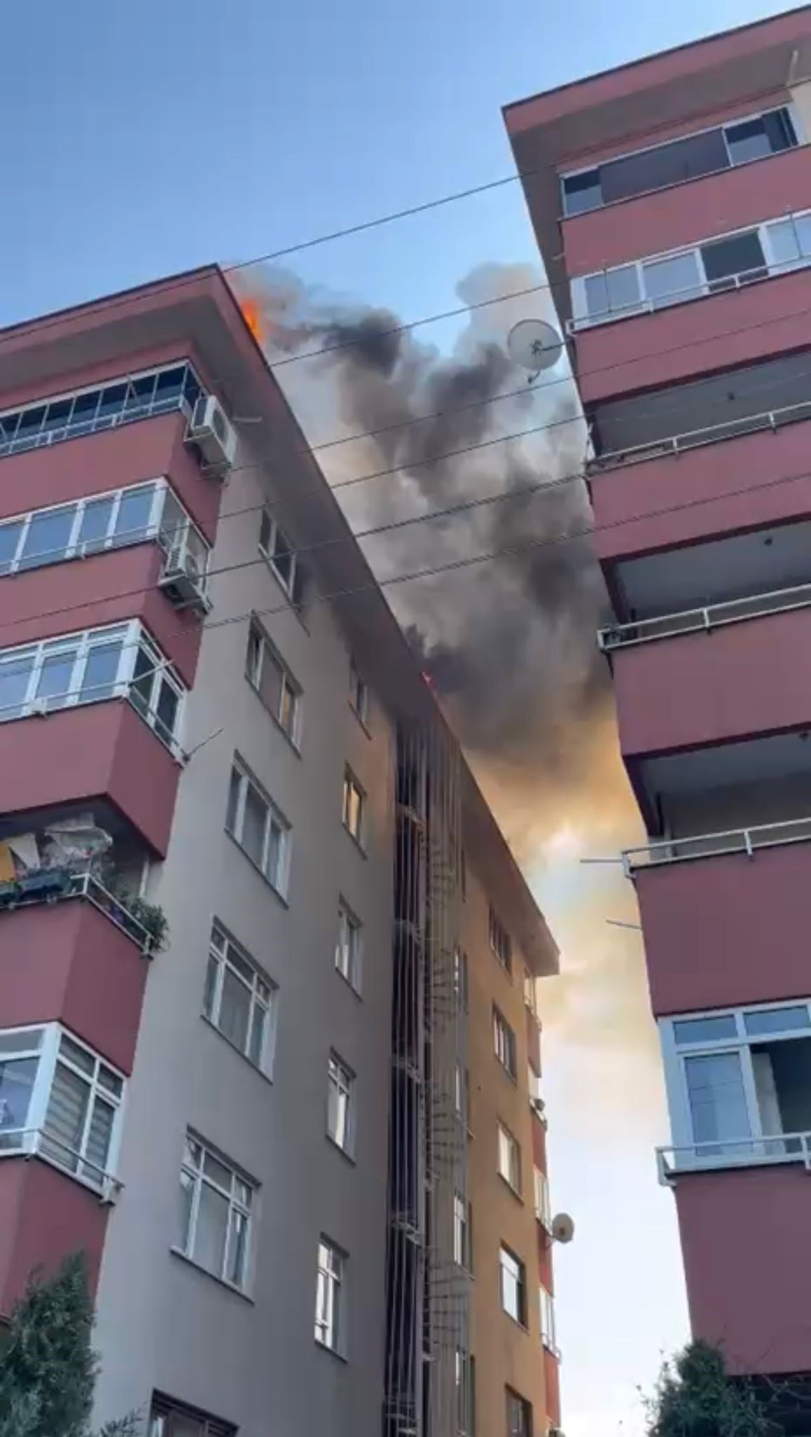İzmit’te 7 Katlı Binanın Çatısı Alevlere Teslim Oldu (3)