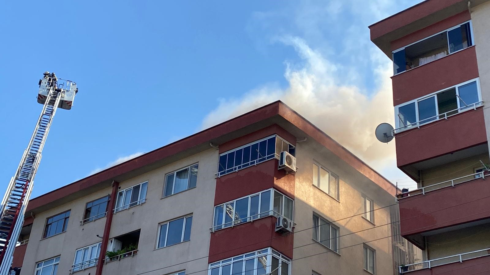 İzmit’te 7 Katlı Binanın Çatısı Alevlere Teslim Oldu (4)