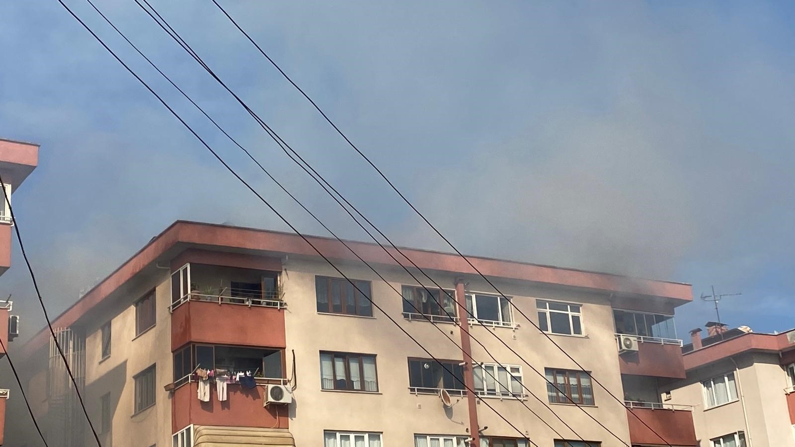 İzmit’te 7 Katlı Binanın Çatısı Alevlere Teslim Oldu (6)