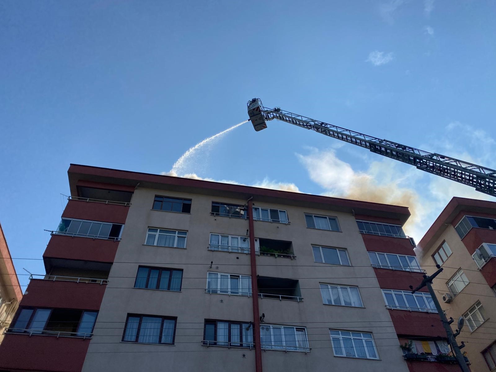 İzmit’te 7 Katlı Binanın Çatısı Alevlere Teslim Oldu (8)