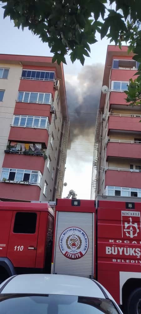İzmit’te 7 Katlı Binanın Çatısı Alevlere Teslim Oldu (9)