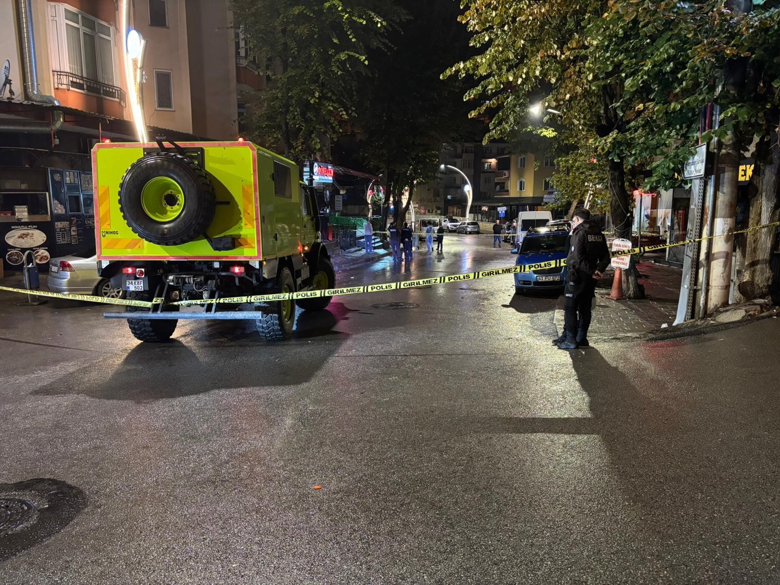 İzmit’te Jiletli Dehşet Kendisini Kesen Şahıs, Silahla Vurularak Öldürüldü (7)