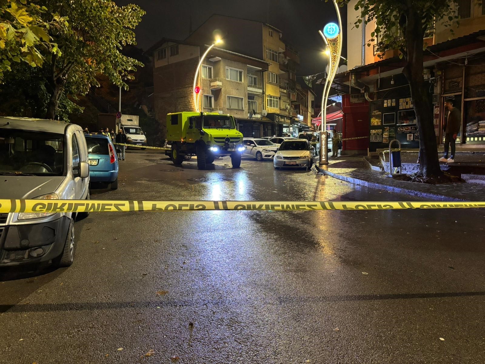 İzmit’te Jiletli Dehşet Kendisini Kesen Şahıs, Silahla Vurularak Öldürüldü (8)
