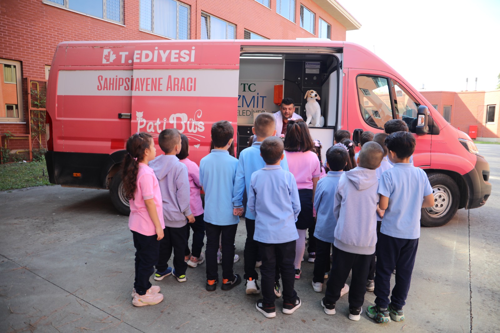 İzmit’te Minik Öğrencilere Hayvanları Koruma Günü Eğitimi (1)