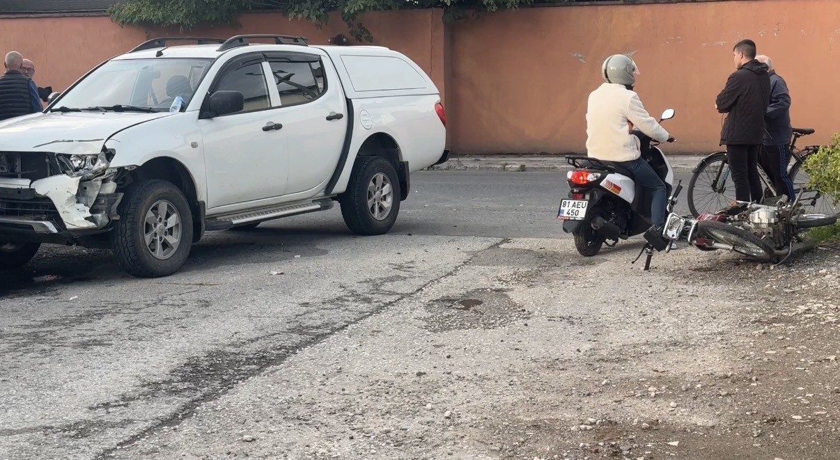 Kamyonetle Çarpışan Motosikletteki 2 Öğrenci Ağır Yaralandı (3)