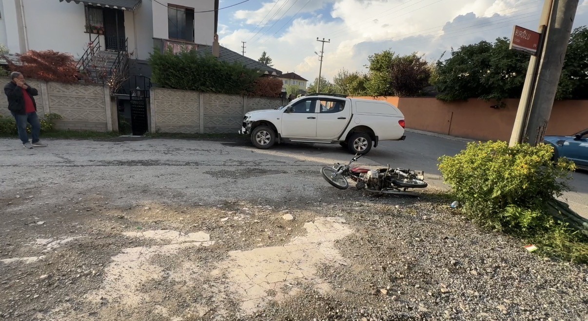 Kamyonetle Çarpışan Motosikletteki 2 Öğrenci Ağır Yaralandı (5)