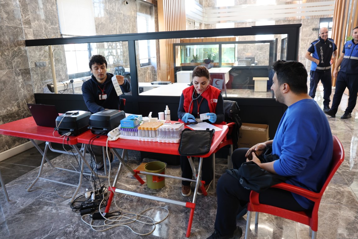 Kartepe’de “Birbirimize Candan Bağlıyız” Kan Bağışı Kampanyası (2)