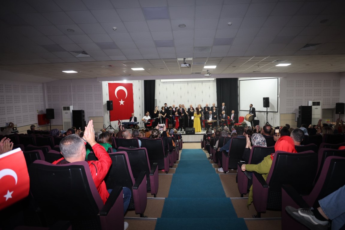 Kartepe’de Cumhuriyet Coşkusu 29 Ekim Özel Konseri Ayakta Alkışlandı (4)