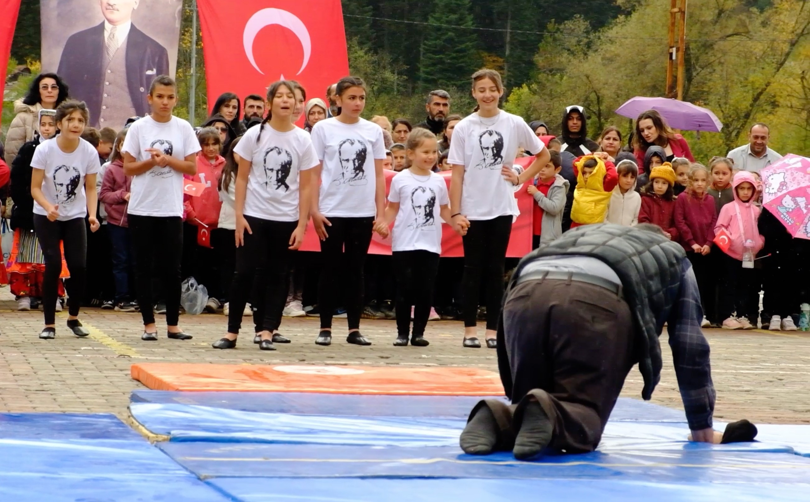 Kastamonu’nun Azdavay Ilçesinde 29 Ekim Cumhuriyet Bayramı Töreninde Yağmur Nedeniyle Kayganlaşan Minderde Düşen Öğrenciyi Babası Atkısıyla Kurutarak Gösterisini Tamamlamasını Sağladı. O Anlar Kameraya Yansıdı (4)