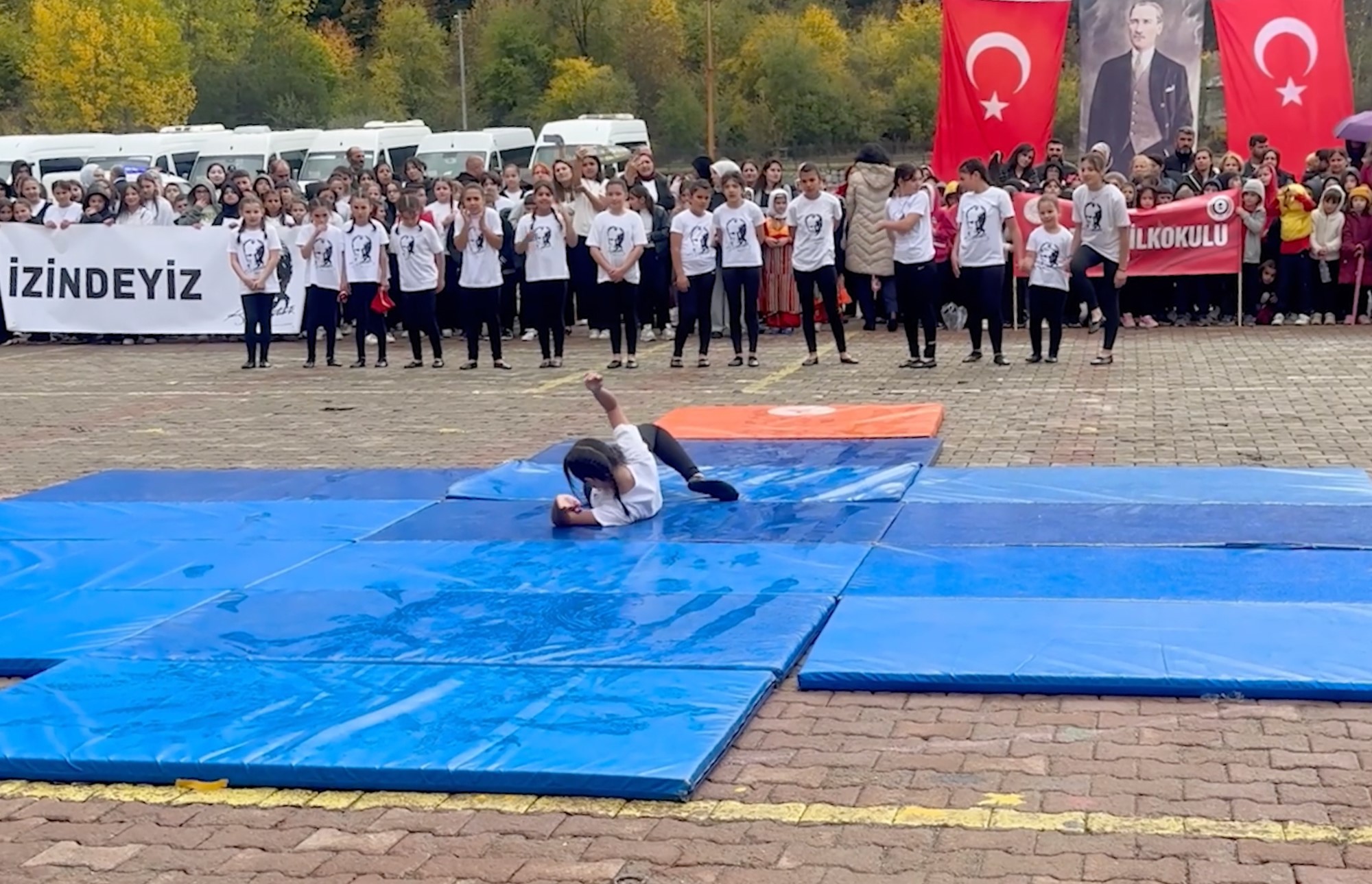 Kastamonu’nun Azdavay Ilçesinde 29 Ekim Cumhuriyet Bayramı Töreninde Yağmur Nedeniyle Kayganlaşan Minderde Düşen Öğrenciyi Babası Atkısıyla Kurutarak Gösterisini Tamamlamasını Sağladı. O Anlar Kameraya Yansıdı (6)