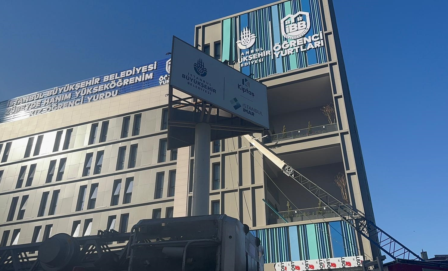 Kız Yurdunda Korkutan Olay! Vinç Yurda Devrildi 1