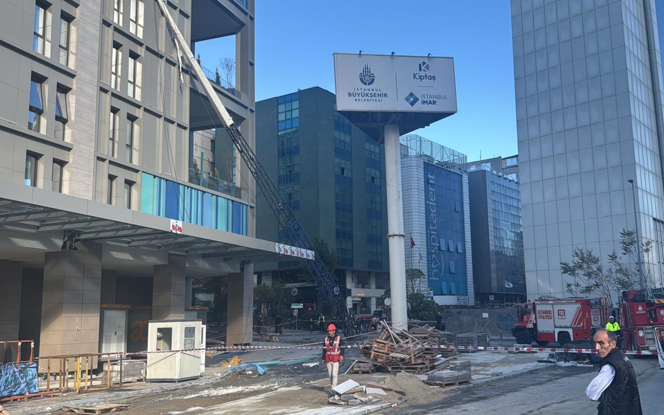 Kız Yurdunda Korkutan Olay! Vinç Yurda Devrildi 2