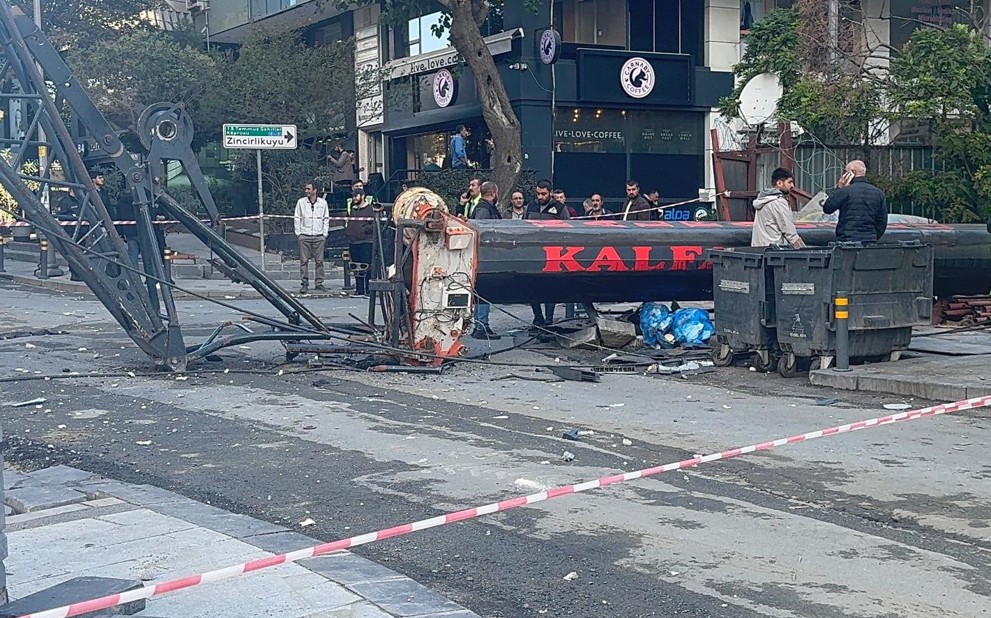Kız Yurdunda Korkutan Olay! Vinç Yurda Devrildi 3