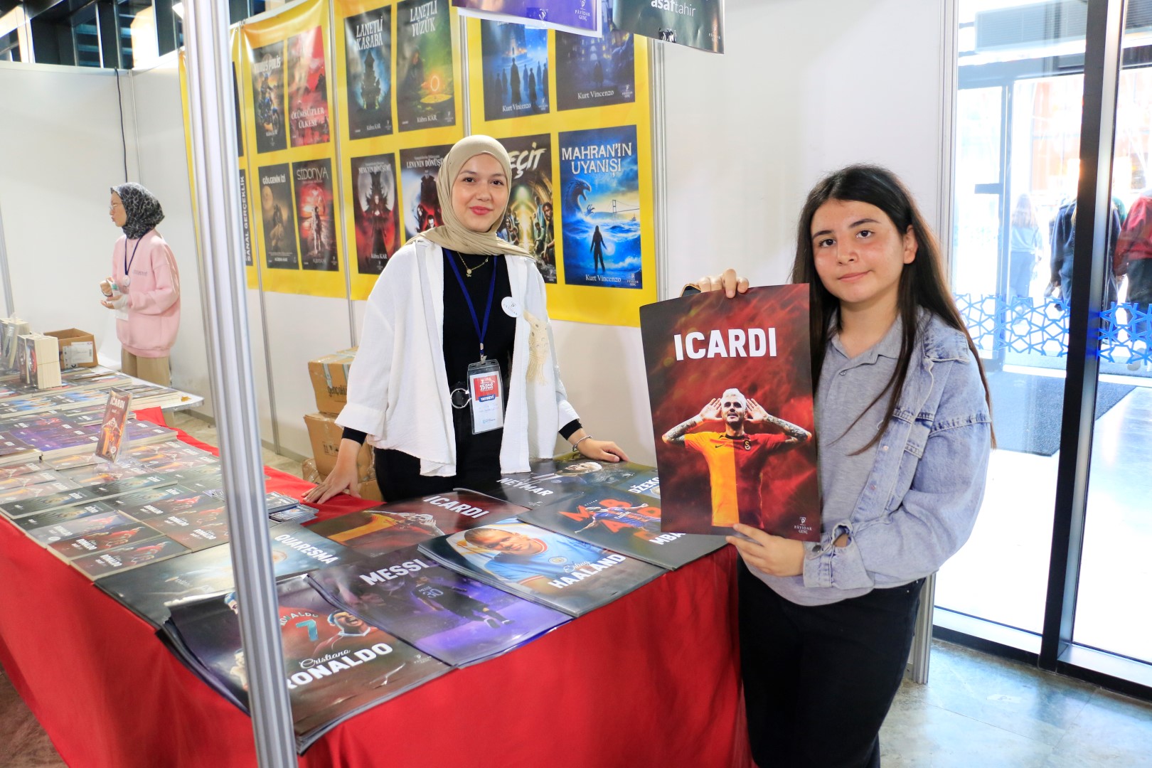 Kocaeli Kitap Fuarı'nda Ezeli Rekabet Rüzgarı Sahaf Stantlarında! 1