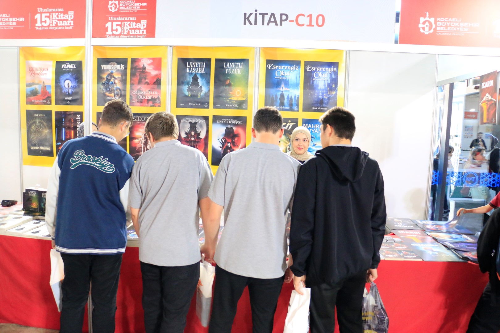 Kocaeli Kitap Fuarı'nda Ezeli Rekabet Rüzgarı Sahaf Stantlarında! 4