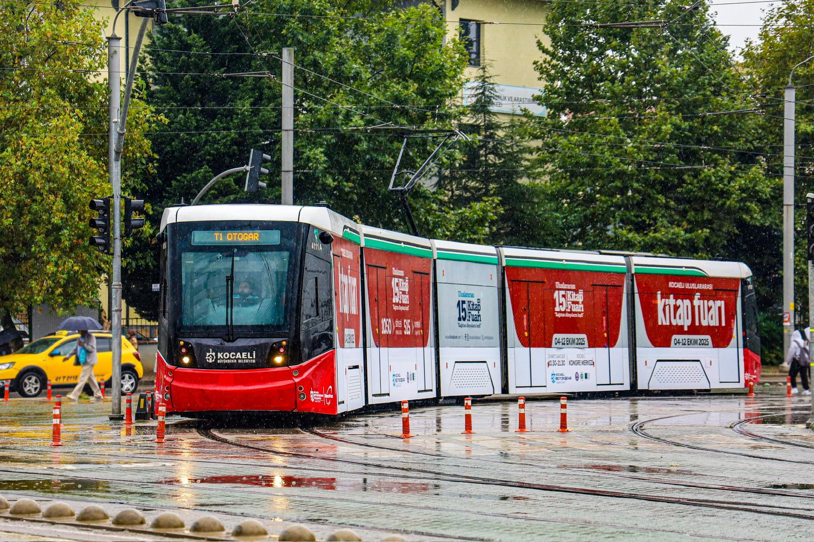 Kocaeli Kitap Fuarı’nda Tramvaylar Da Kitapseverlerle Buluştu (2)