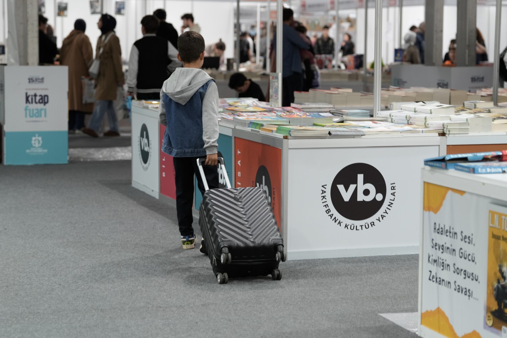 Kocaeli Kitap Fuarı’nda Valizler Kitaplarla Dolu Dolaşıyor (6)