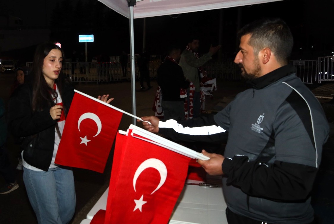 Kocaeli Stadyumu Kırmızı Beyaza Büründü! Büyükşehir Binlerce Türk Bayrağı Dağıtıldı (1)