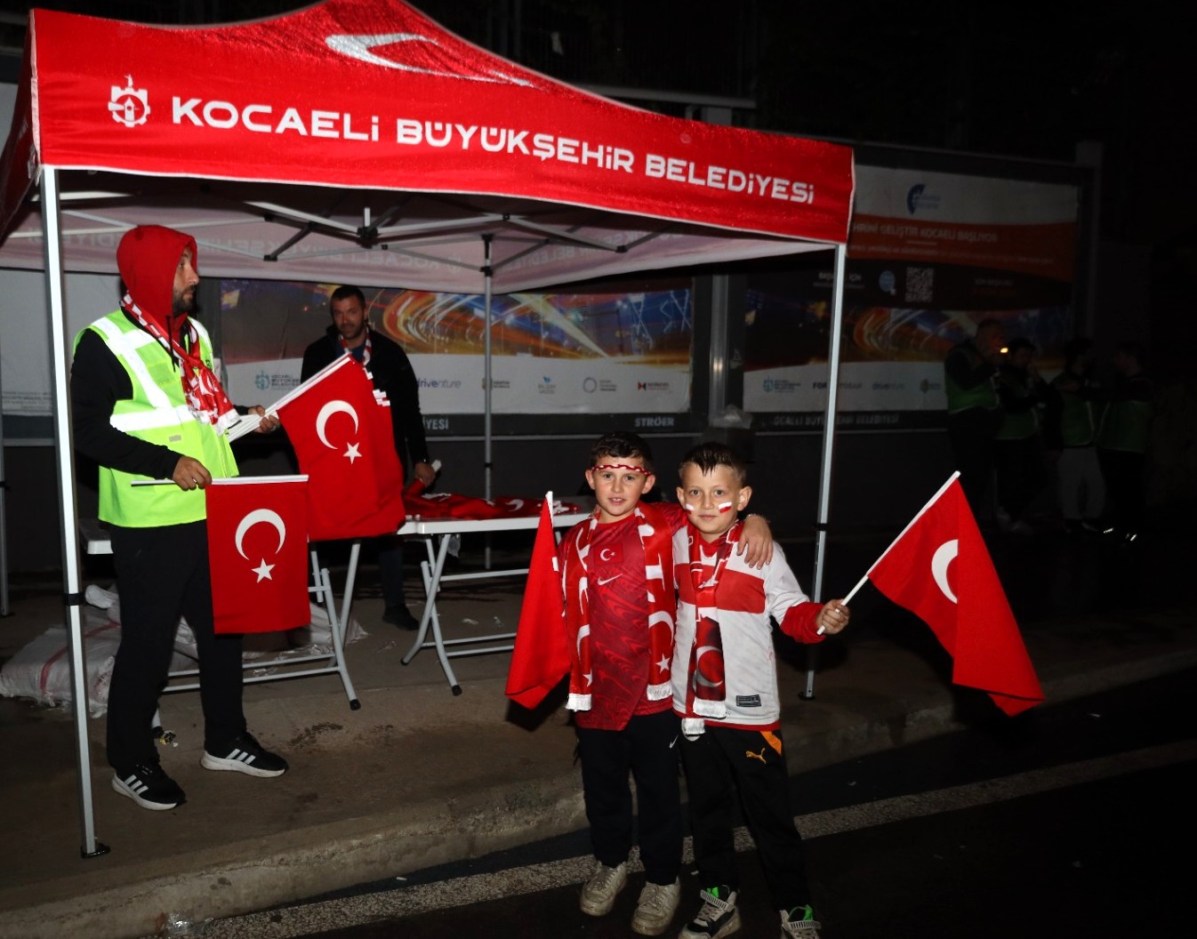 Kocaeli Stadyumu Kırmızı Beyaza Büründü! Büyükşehir Binlerce Türk Bayrağı Dağıtıldı (2)