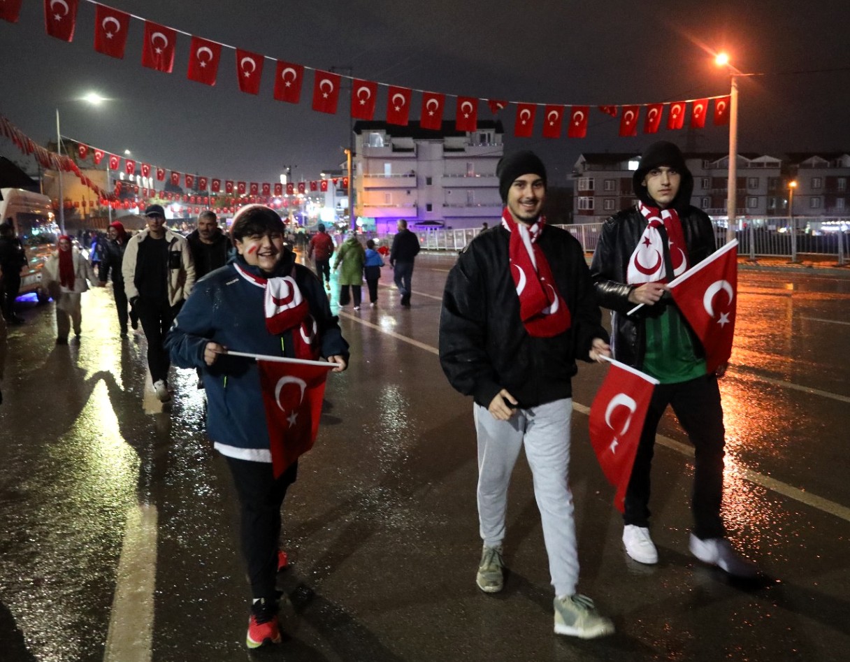 Kocaeli Stadyumu Kırmızı Beyaza Büründü! Büyükşehir Binlerce Türk Bayrağı Dağıtıldı (4)
