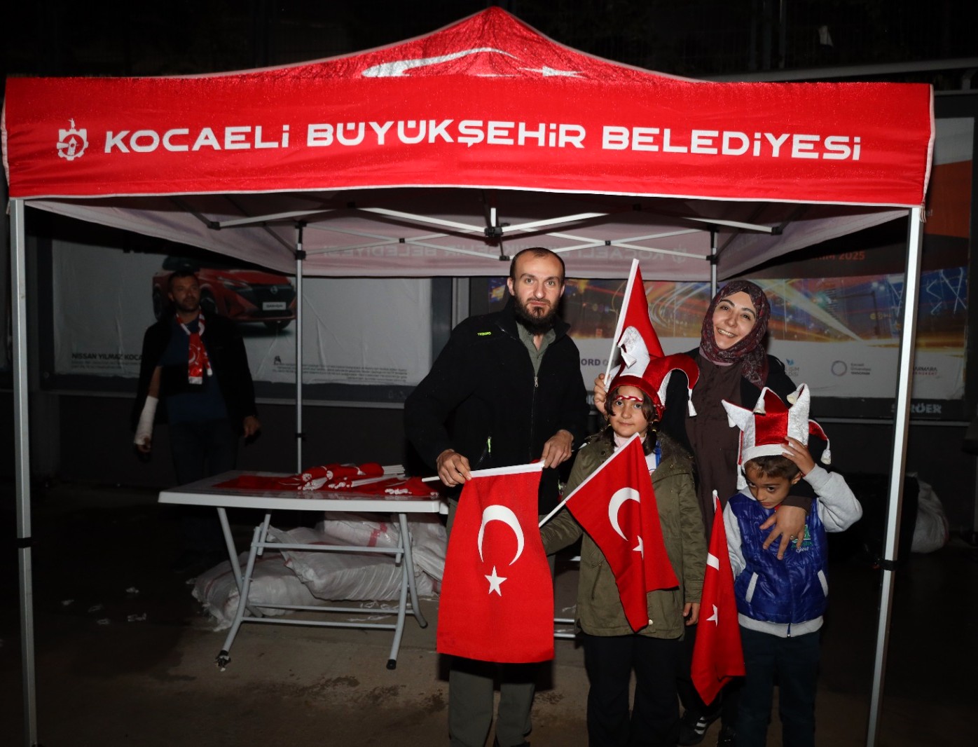 Kocaeli Stadyumu Kırmızı Beyaza Büründü! Büyükşehir Binlerce Türk Bayrağı Dağıtıldı (5)