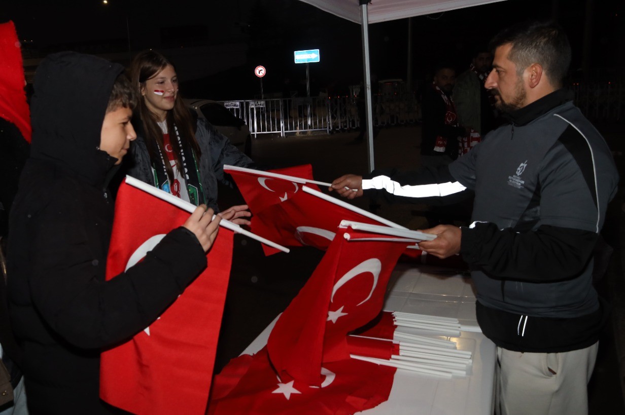Kocaeli Stadyumu Kırmızı Beyaza Büründü! Büyükşehir Binlerce Türk Bayrağı Dağıtıldı (6)