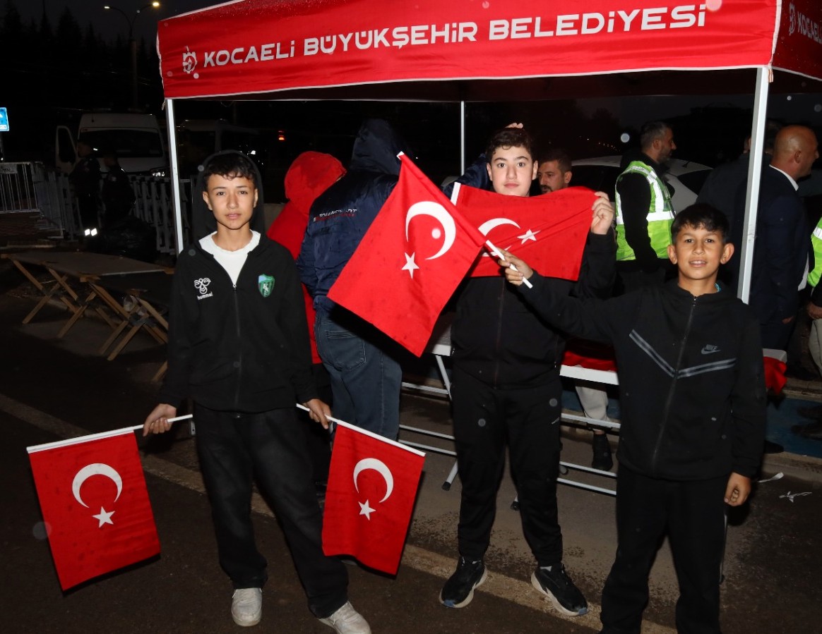 Kocaeli Stadyumu Kırmızı Beyaza Büründü! Büyükşehir Binlerce Türk Bayrağı Dağıtıldı (7)
