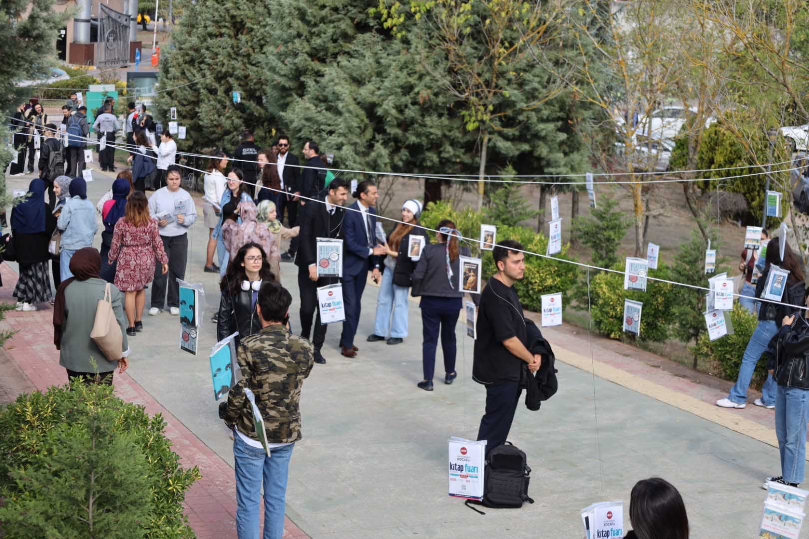 Kocaeli Üniversitesi'nde Kitaplar Dalından Toplandı (12) (Büyük)