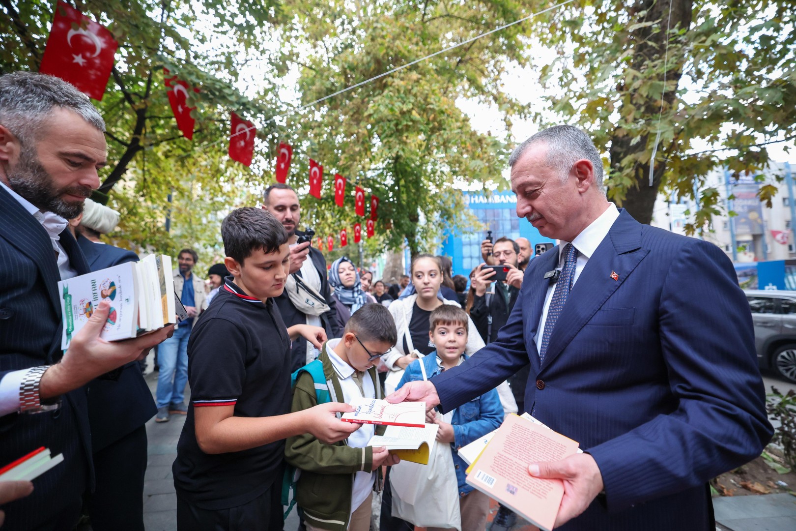 Kocaeli'de Gelenek Bozulmadı, Kitaplar Yine Ilk Ağaçlarda Açtı! (34)