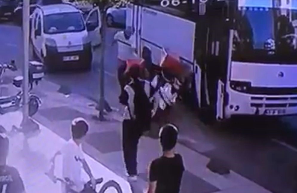 Kocaeli'de Korku Dolu Anlar! Servis Şoförü Kuryeye Bıçakla Saldırdı 03