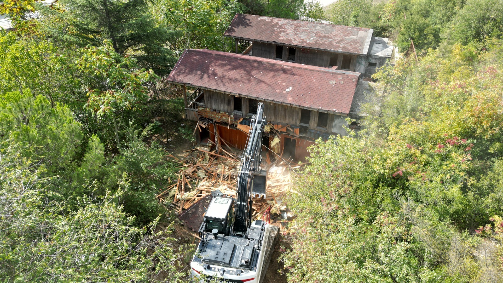 Kocaeli'de Tehlike Arz Eden Metruk Bina Yıkıldı 1