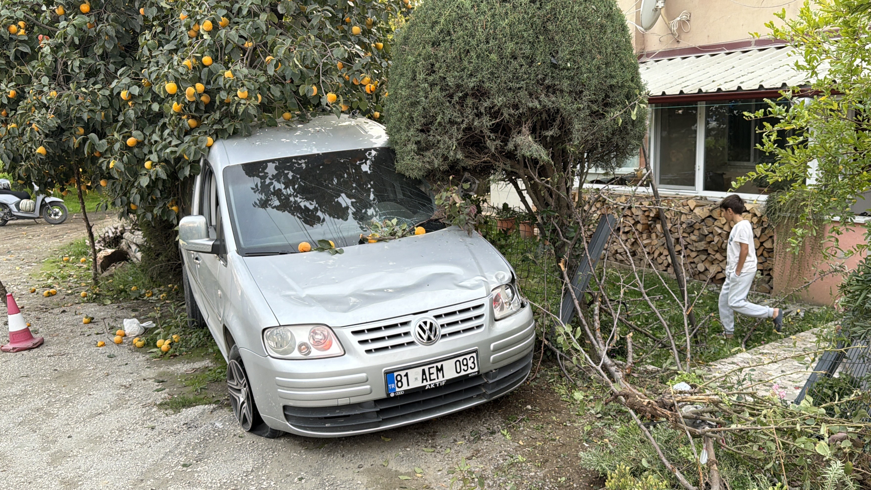 Kontrolden Çıkan Araç Durakta Bekleyen Kadın Ve Çocuğa Çarptı (2)