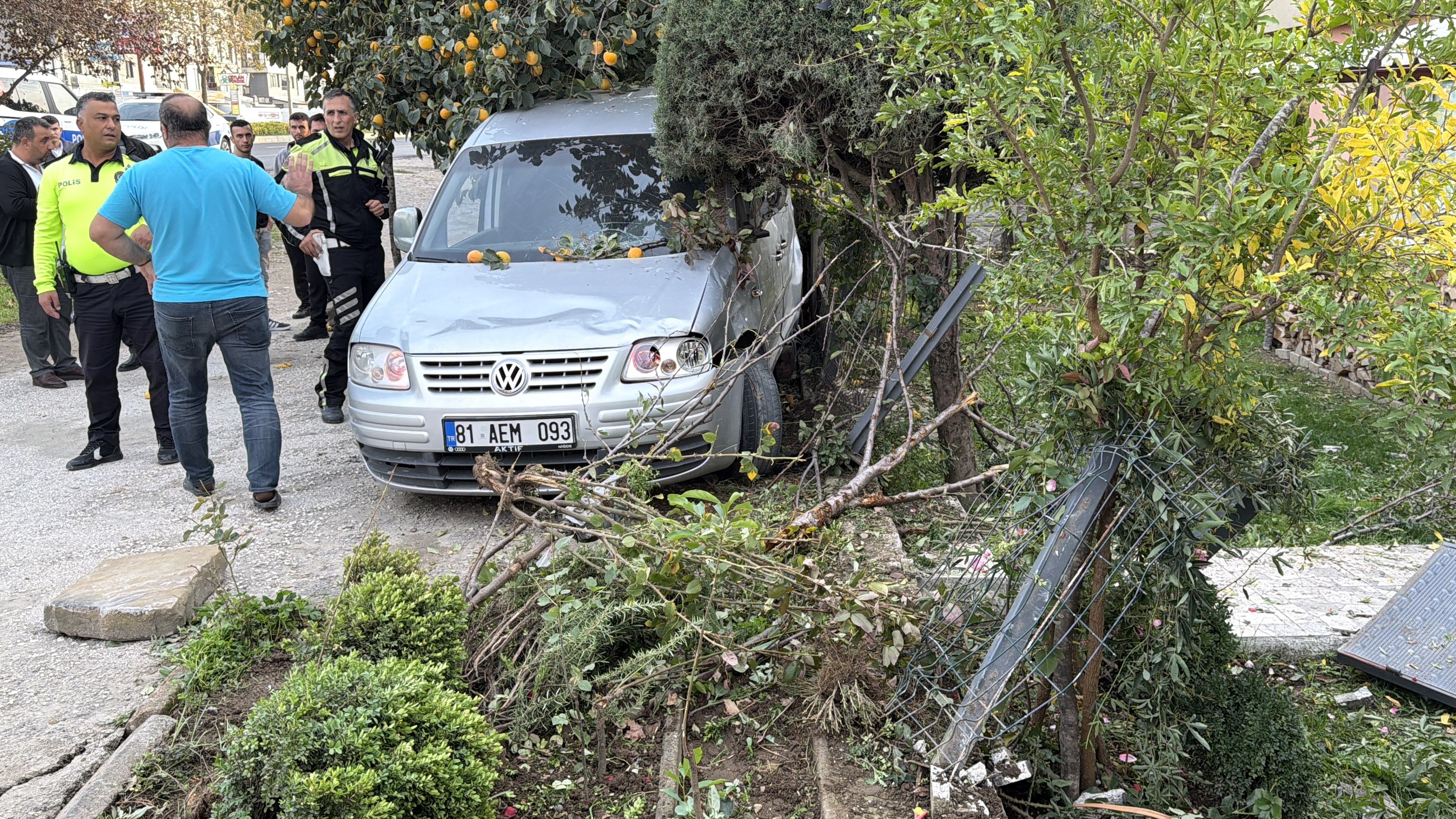 Kontrolden Çıkan Araç Durakta Bekleyen Kadın Ve Çocuğa Çarptı (4)