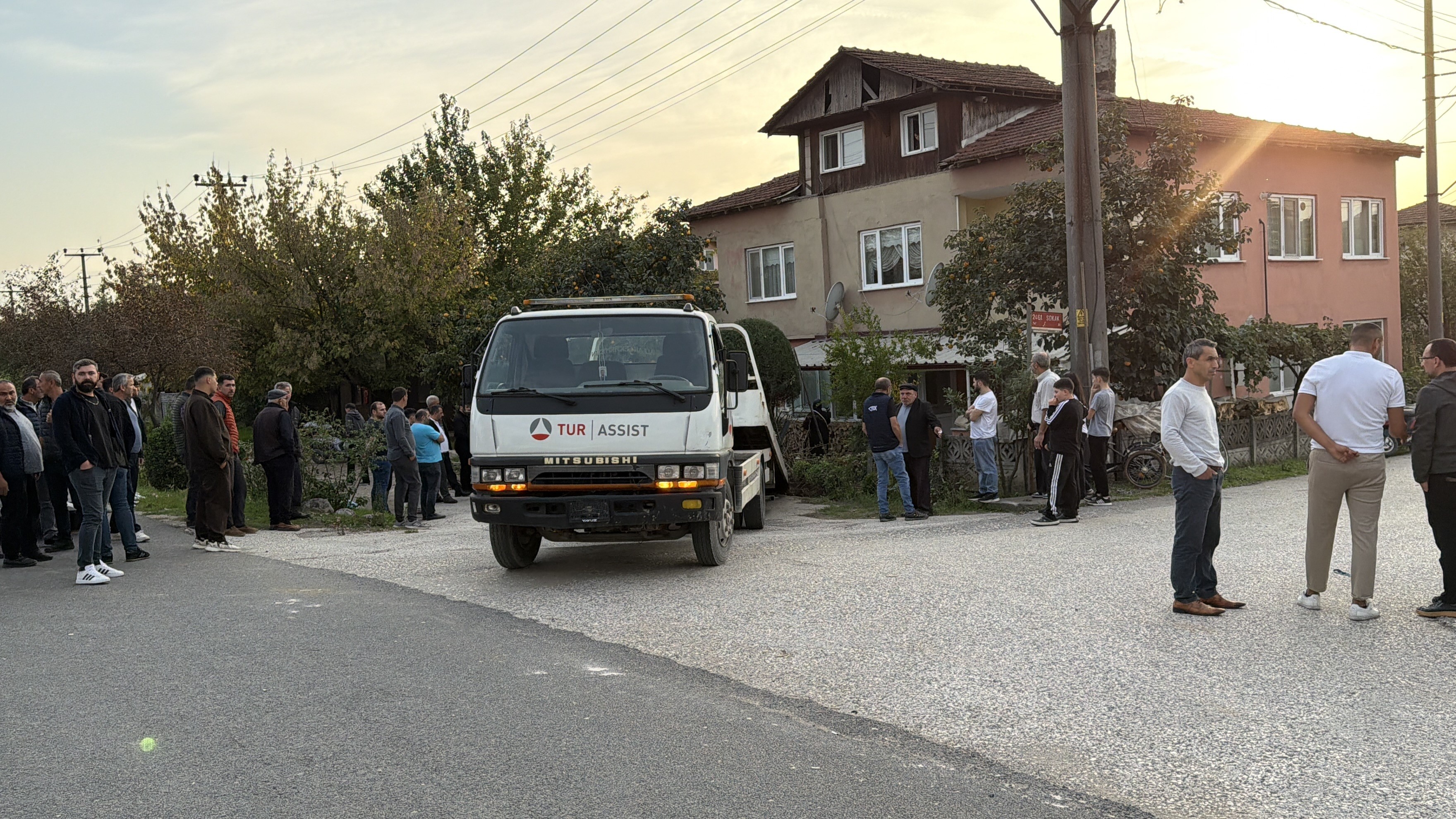 Kontrolden Çıkan Araç Durakta Bekleyen Kadın Ve Çocuğa Çarptı (6)