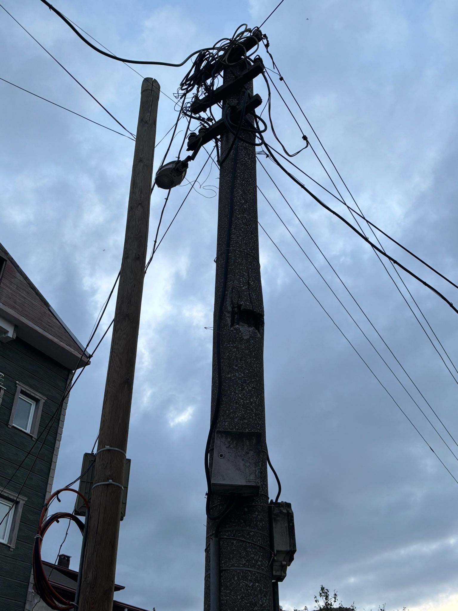 Körfez’de Yıpranan Elektrik Direkleri Endişe Yarattı! (2)
