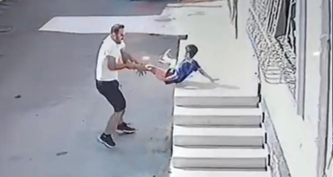 Küçük Çocuğa Akılalmaz Şiddet! “Tavuk Gibi Çocuğun Bacağını Tutup Fırlatıyor” (2)