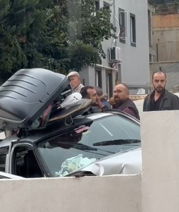 Mahkeme Çıkışı Ortalık Karıştı Aracını İnsanların Üzerine Sürdü! (3)
